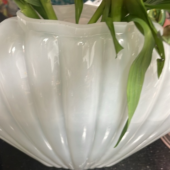 Milk glass Vase.. - Picture 3 of 4